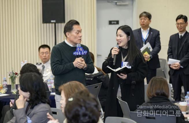 이재준 수원시장이 권선1동 새빛만남에서 시민의 의견을 듣고 있다.