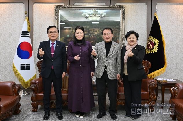 서울시의회를 방문한 울란바타르시의회 행정위원장과 서울시의원들이 기념사진을 찍고 있다. (왼쪽부터 강석주 서울시의원, 울란바타르시의회 행정위원장, 이종환 서울시의회부의장, 김영옥 보건복지위원장)