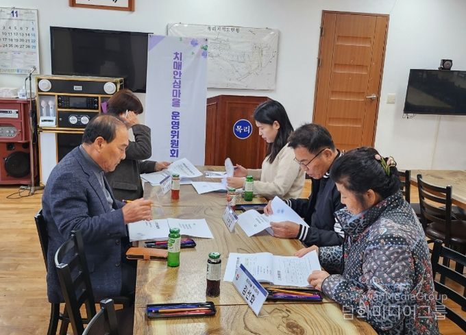 운영위원회 회의 장면이다.