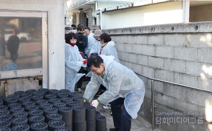 이상익 함평군수가 연탄 나눔 봉사 모습