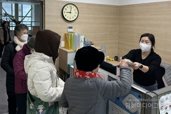 대구 수성구 고산건강생활지원센터에서 수성구 주민에게 새 칫솔과 구강 관리 안내물을 배부하고 있다.