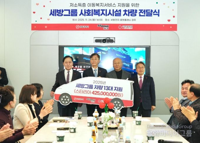 강기정 광주광역시장이 24일 광산구 세방전지 로켓플래닛에서 열린 ‘세방그룹 기부차량 전달식’에 참석해 인증패를 전달하고 있다./ 광주광역시 제공