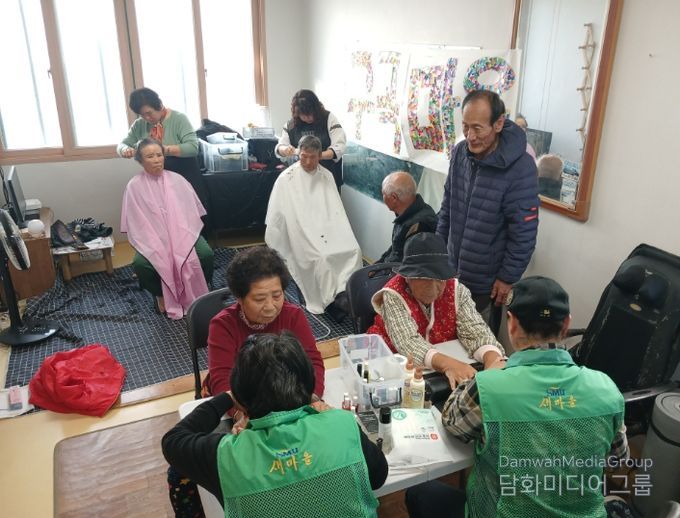 전남행복버스는 지난 24일 대구면 구곡경로당에서 구곡마을 주민들을 대상으로 봉사활동을 펼쳤다.