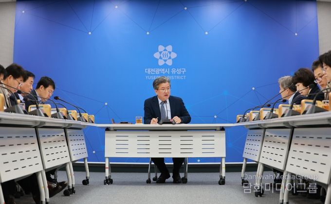 정용래 유성구청장이 25일 열린 주간간부회의를 주재하고 있다.