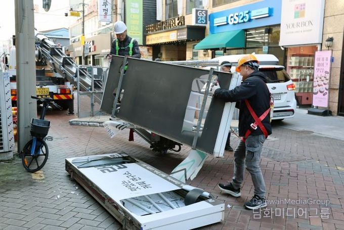 대구 중구, 폐업 간판 52개 무상 철거… 안전사고 예방·도시미관 개선 효과