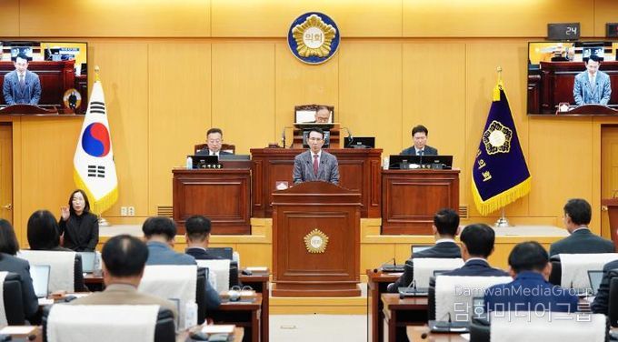 이완섭 서산시장이 25일 서산시의회 제2차 정례회에서 내년도 시정 운영 방향을 설명하는 모습