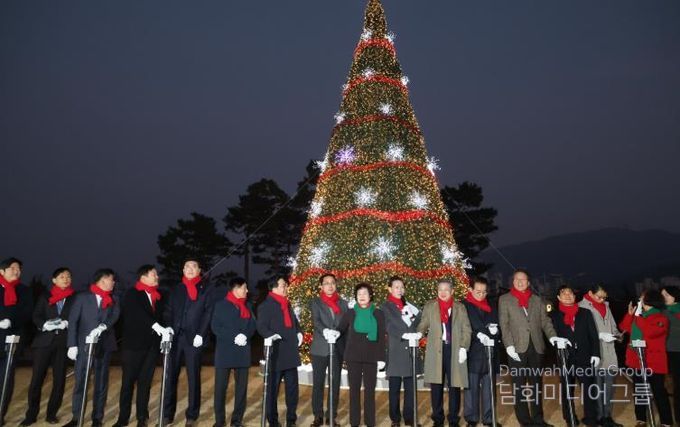 박희조 동구청장과 내빈들이 구청 잔디광장에서 성탄트리 점등식에 참여하고 있다