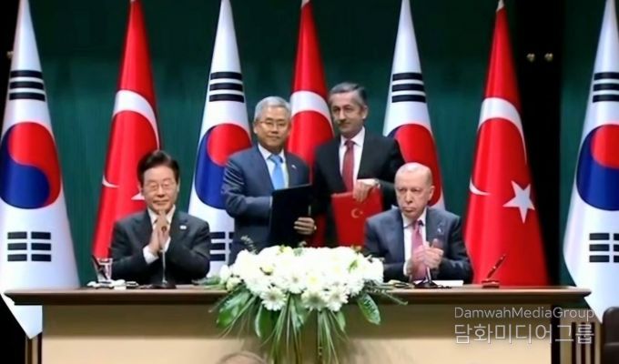 튀르키예 대통령궁에서 양국 정상 임석하에 MOU 체결(왼쪽부터 대한민국 대통령 이재명, 한국전력 사장 김동철, 튀르키예 원자력공사 사장 네자티 야마치, 튀르키예 대통령 에르도안)