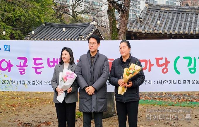 노기수 대덕구청장(사진 가운데)이 25일 동춘당공원에서 열린 ‘제13회 육아 골든벨 및 가족놀이마당 행사’에 참석해 출산장려유공 표창장을 전달하고 표창 대상자들과 기념 촬영을 하고 있다.