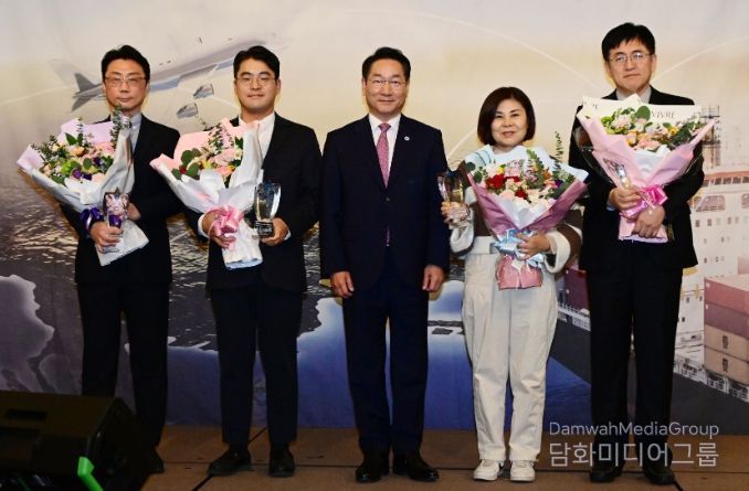 유정복 인천광역시장이 25 연수구 쉐라톤호텔에서 열린 '2025년 인천광역시 물류의날' 행사에서 물류발전대상 시상을 하고 있다.