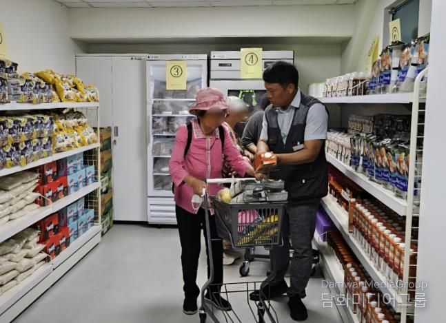 '그냥드림' 시범 사업장으로 선정된 광명푸드뱅크마켓 센터에서 취약계층에 식품을 지원하고 있는 모습