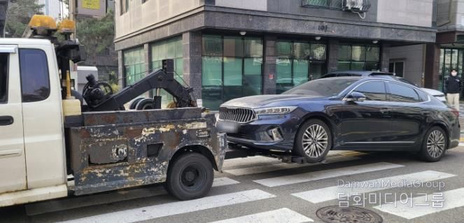 24일 경기도 조세정의과와 함께 고액·상습 지방세 체납자를 대상 가택수색으로 압류한 자동차