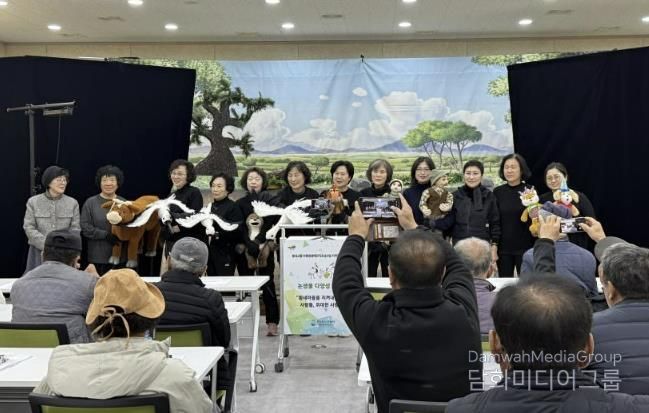 인형극 공연 후 인사하는 출연진