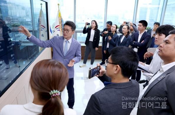 성동구를 방문한 태국 지방정부 관계자들에게 스마트 정책 소통 시스템을 설명하고 있는 정원오 성동구청장 모습
