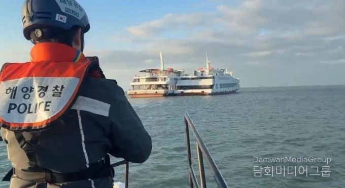 흑일도 남방 해상서 여객선 기관고장.. 완도해경, 신속 대응으로 승객 안전 확보(배포사진).