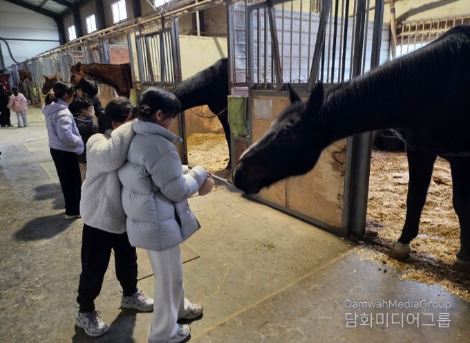 특화 돌봄센터 체험학습 프로그램에 참가한 아동들이 지도교사의 안내를 받으며 활동을 체험하고 있다.