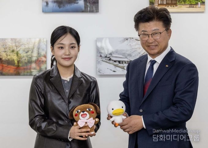 (사진 왼쪽부터) 김태연 대덕구 홍보대사와 최충규 대덕구청장이 26일 구민의사랑방에서 열린 홍보대사 위촉식 후 기념촬영을 하고 있다.