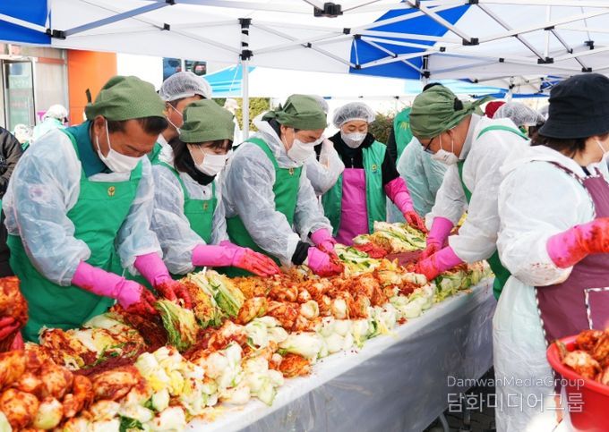 영천시새마을부녀회는 26일 새마을회관 앞마당에서 회원 150여 명이 참여한 가운데 ‘2025년 사랑의 김장 나누기 행사’를 성황리에 개최했다.