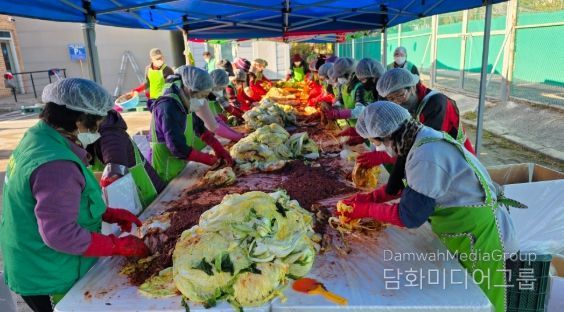 곡성군 새마을회와, 새마을 부녀회에서 관내 취약계층을 위해 김장을 하고 있다.