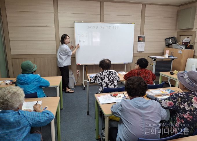 언어학습기 활용 충남형 성인 문해교육 수업 모습 (사진제공: 금강종합사회복지관)