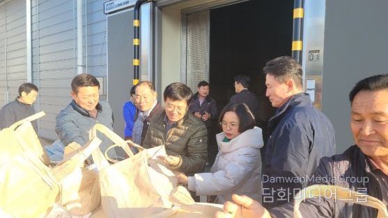 이호범 화순 부군수가 26일 사평육묘장을 직접 방문해 2025년산 공공비축미곡 매입 상황을 점검하고, 농업인들을 격려했다.