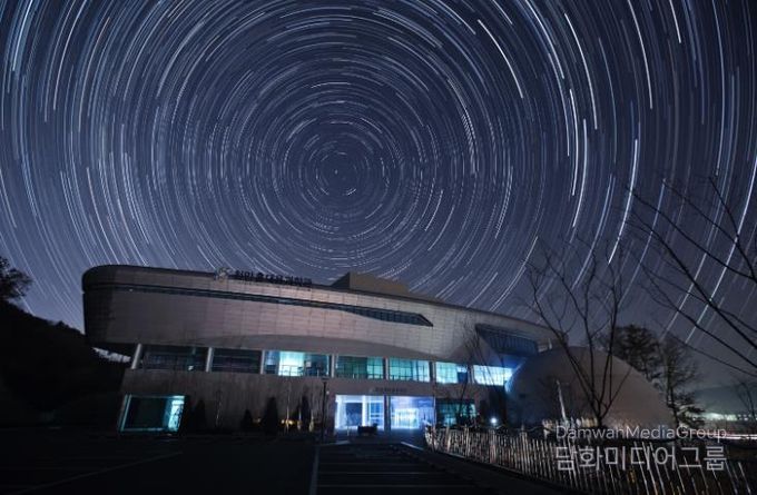 천안홍대용과학관 야간 모습.