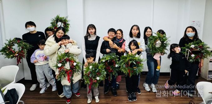 금산군가족센터 가족사랑의 날 크리스마스 플라워 리스 만들기 기념사진