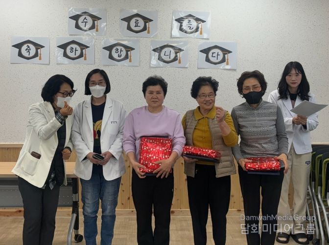 참여자들이 즐거운 모습으로 단체촬영을 하고 있다.