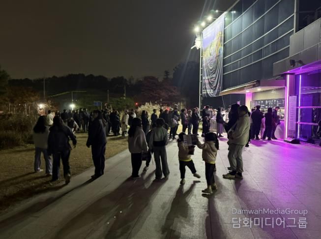루미나래 입장을 위해 현장 발권을 하는 시민들