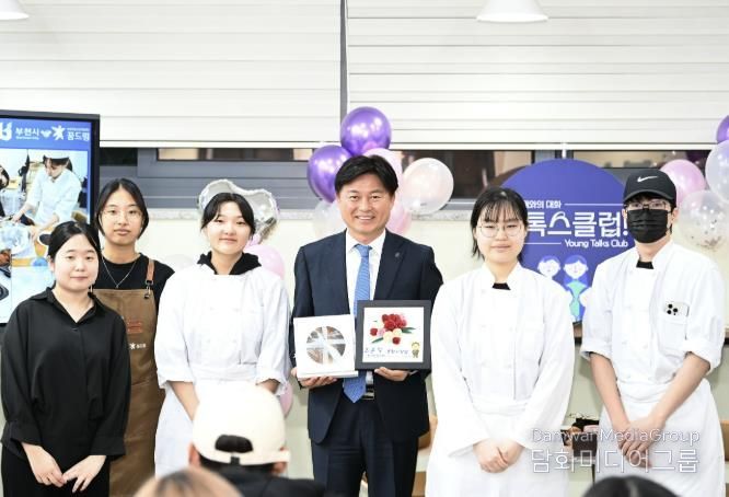 조용익 부천시장이 방문을 환영해 준 청소년들과 기념사진을 촬영하고 있다.