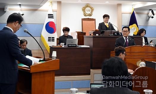 27일 열린 남해군의회 제289회 제2차 정례회 제2차 본회의에서 장행복 의원이 군정질문을 실시하고 있다.