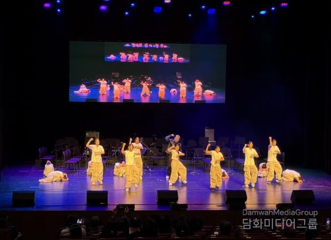 <꿈의무용단 영덕> 단원들이 11월 22일 영덕문화예술축제 오프닝 무대에서 공연을 펼쳤다.