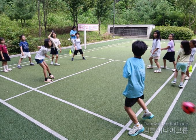 ‘건강한 돌봄놀이터’에 참여해 신체 활동 중인 어린이들