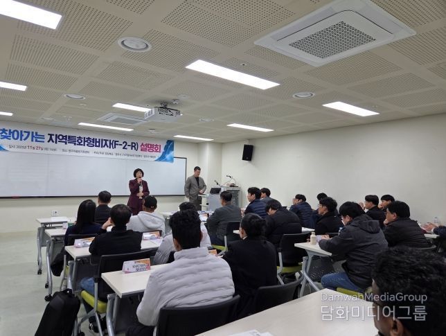 황인수 도 외국인공동체과장이 참석해 인사말을 하고 있다.