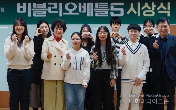 시상식에서 안필연 대표이사(좌측 세번째), 정구선 도서관본부장(우측 첫 번째)이 수상자들과 포즈를 취하고 있다.