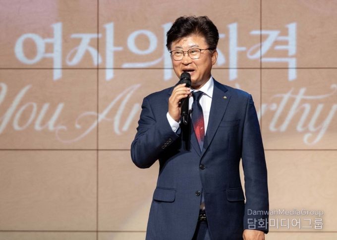 최충규 대덕구청장이 27일 한남대학교 서의필홀에서 열린 ‘대덕구여성합창단 정기연주회’에 앞서 인사를 전하고 있다.