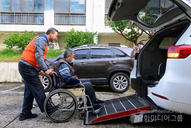 장애인 병원 동행 서비스 봉사하는 오순문 시장