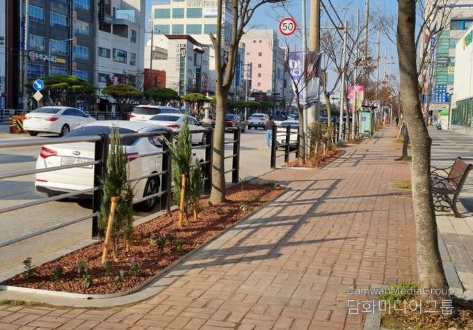 도심에 자연을 더하다…익산시, 하나로 화단 새단장