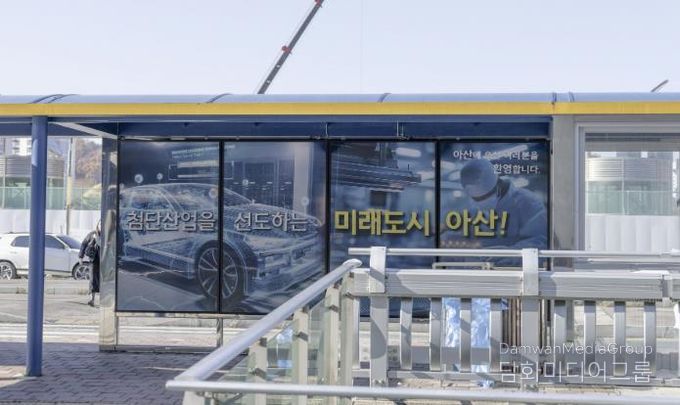 홍보게시대 좌측과 우측면 사진