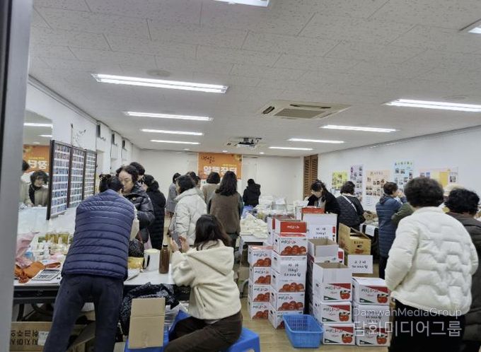 엄마줌마 알뜰장터 및 작품 전시회 현장 모습