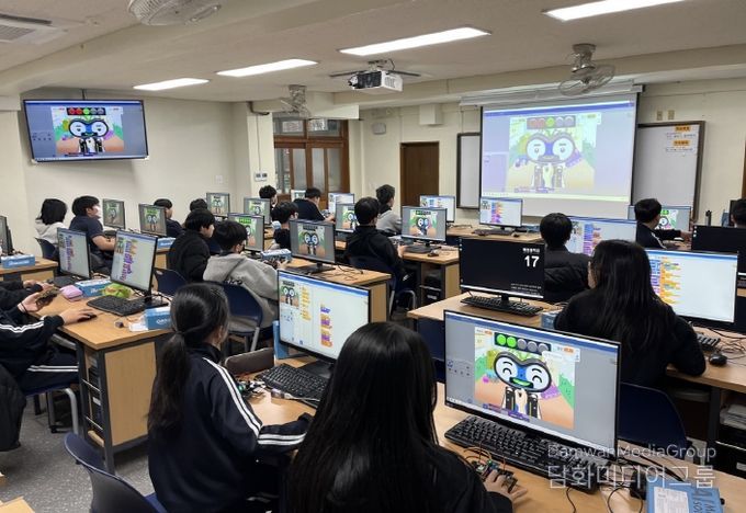 손수 제작(DIY) 게임 제작 수업 모습