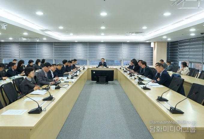 김석필 천안시장 권한대행 부시장이 1일 시청 중회의실에서 열린 확대간부회의를 주재하고 있다.