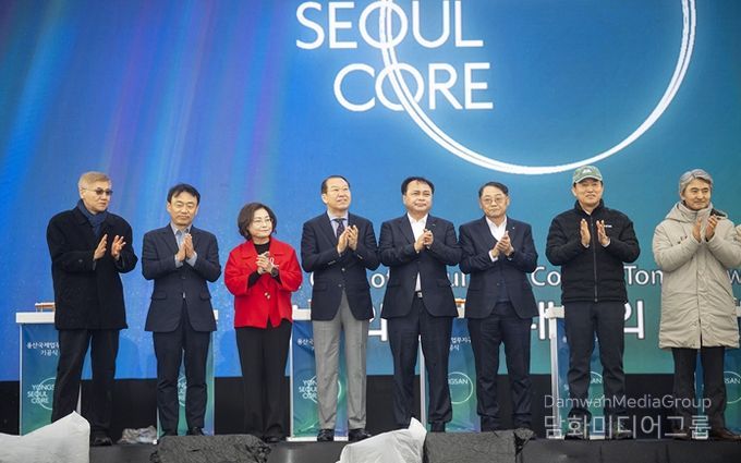 박희영 서울 용산구청장이 용산국제업무지구 기공식 행사 무대에서 기념 퍼포먼스를 하고 있다.