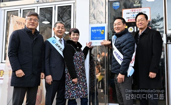 유정복 인천광역시장이 1일 연수구 현이네 김밥집에서 착한가격업소 현판 전달식을 하고 있다.