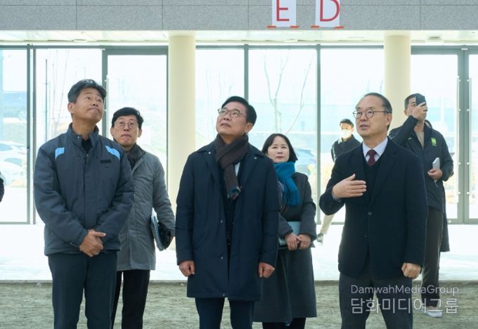 1일 김석필 천안시장 권한대행 부시장과 이용수 대한축구협회 부회장 등이 대한민국축구종합센터 실내축구장, 스타디움, 숙소동 등을 둘러보고 있다