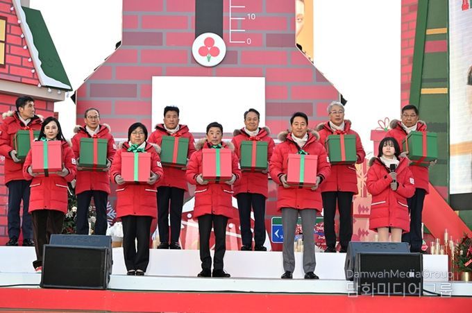 오세훈 서울시장이 1일 광화문광장에서 열린 ‘희망2026 나눔캠페인 출범식’에서 온도탑 점등 퍼포먼스에 참여하고 있다.