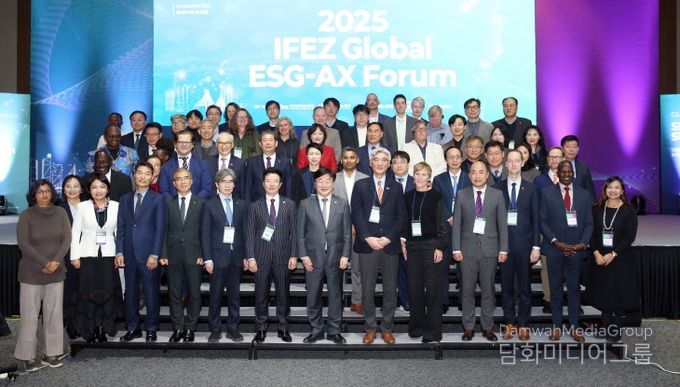 인천경제청은 1일 오후 송도컨벤시아에서 국내외 학계, 기업, 국제기구, 해외 연구기관 전문가들이 참여한 가운데 ‘2025 IFEZ 글로벌 ESG-AX 포럼’을 개최했다. 인천경제청, 겐트대 글로벌캠퍼스, 유럽 연구기관 등 8개국 23개 기관이 ‘호라이즌 유럽’ 국제공동연구 협력을 위한 업무협약(MOU)을 체결했다.