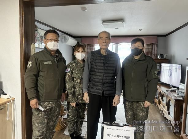 여성예비군소대 국가유공자 위문품 전달 모습