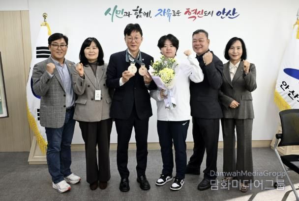 이민근 안산시장(사진 왼쪽에서 세번째)과 홍은미 선수(왼쪽에서 네번째)가 봉납식을 개최하고 기념촬영을 하고 있다.