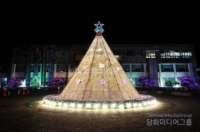 무주군청 앞 대형 성탄 조형물 점등